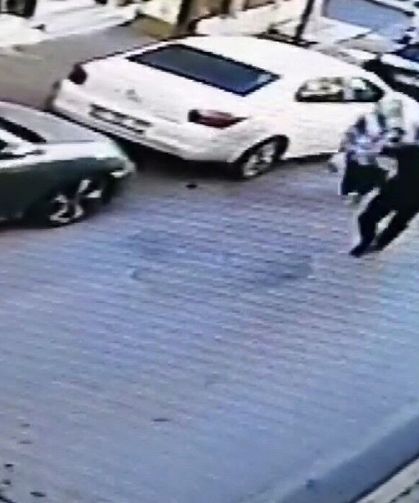 Yolda yürüyen kadının ensesine vurup kaçtı, o anlar kameraya yansıdı
