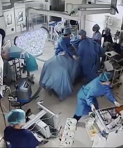7,1'lik depremde ameliyat masasındaki hastanın korunduğu anlar kamerada