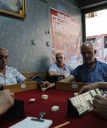 ‘Bana şans getirmiyorsun’ dedi, yancıyı dövdü! Masalar ayrıldı