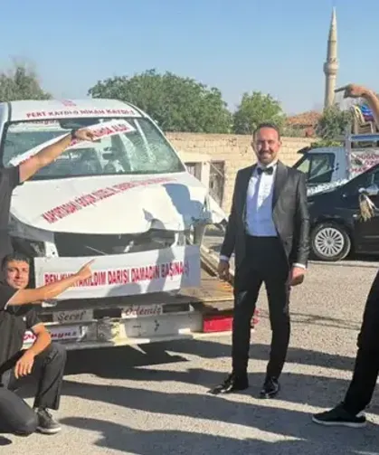 Damada ilginç hediye: Arkadaşları, hurda otomobil taktı