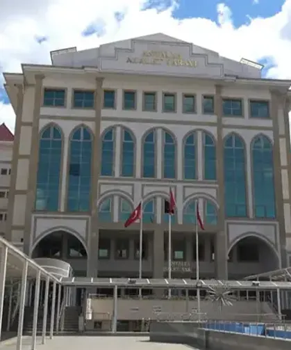 Boşanma davasında hakaret ve uyuştur*cu iddiası karşı karşıya geldi