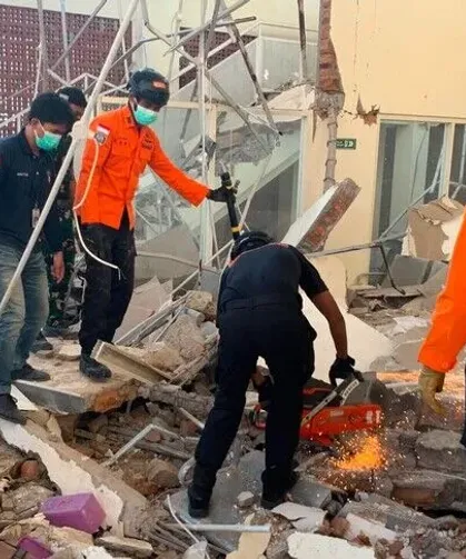 7,7 büyüklüğündeki depremde can kaybı 53'e çıktı