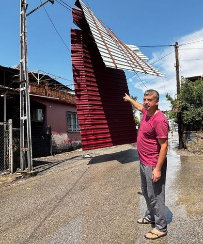 Adana’da ağustos ayında şiddetli rüzgar çatıyı uçurdu