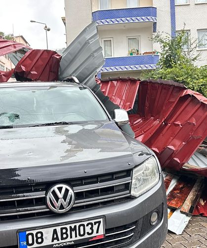 Artvin'de fırtınada uçan çatı 3 aracın üzerine düştü