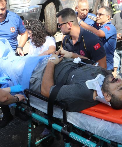 Denizli'de çekicisi ile kamyonet çarpıştı; 2 yaralı