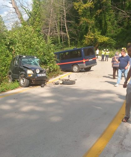 Hafif ticari araç ile minibüs çarpıştı: 1'i bebek 9 yaralı