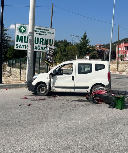 Hafif ticari araçla çarpışan motosikletin sürücüsü ağır yaralı