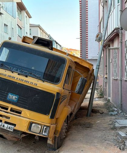 Hafriyat kamyonu, çöken yoldaki çukura düştü
