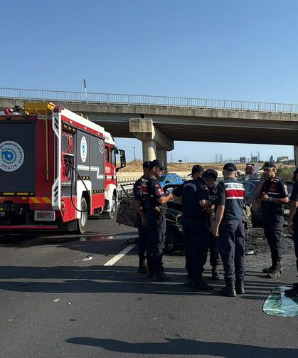 İki otomobilin çarpıştığı kazada araçlardan birinde yangın çıktı: 1 ölü, 2 yaralı