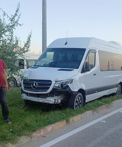 İşçi servisi refüjdeki reklam panosuna çarptı: 6 yaralı