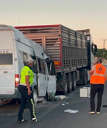 Malatya'da minibüs ile TIR çarpıştı; 18 yaralı
