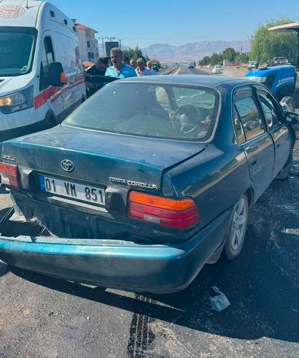 Malatya'da otomobil ile traktör çarpıştı; 3 yaralı