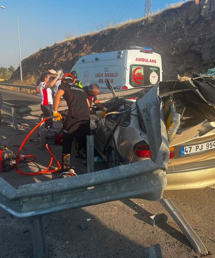 Takla atan otomobil, çelik bariyerlere çarptı: 1 ölü, 1 ağır yaralı