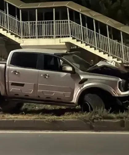 Alkollü sürücünün kullandığı kamyonet aydınlatma direğine çarptı; 1 yaralı