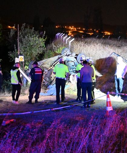 Aydınlatma Direğine Çarpan Otomobil Takla Attı: 1 Ölü, 2 Yaralı