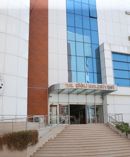 Belediye başkanı Onur Emrah Yıldız’ın makam aracına silahlı saldırı; 1 gözaltı
