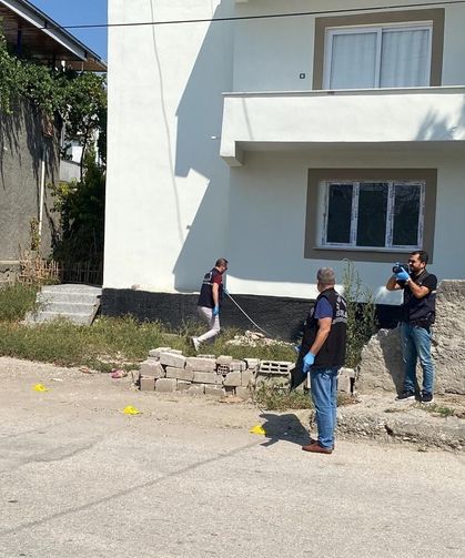 Boşanma aşamasındaki eşini ve baldızını sokak ortasında vurdu