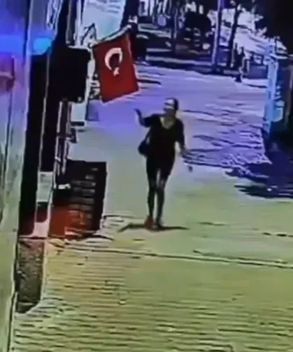 Çakmağı çıkarıp Türk bayrağını ateşe verdi! Polis kısa sürede yakaladı