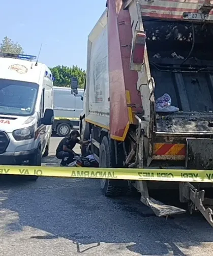 Çöp kamyonunun çarptığı temizlik görevlisi hayatını kaybetti