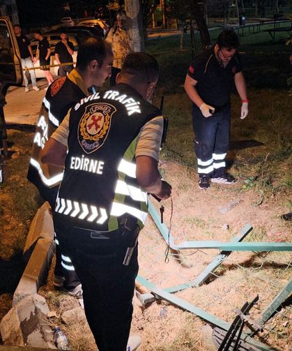 Edirne’de otomobil takla atıp parka girdi! Kopan parmak dakikalarca arandı