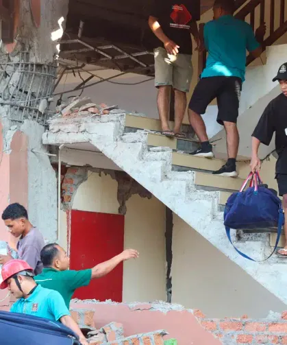 Endonezya’da 7,7 Büyüklüğünde Deprem! Tsunami Uyarısı Yapıldı