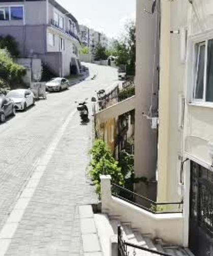 'Üstünden yol geçen bina’ gündem oldu