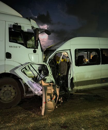Hatay’da işçi servisi tırla çarpıştı: 1 ölü, 15 yaralı
