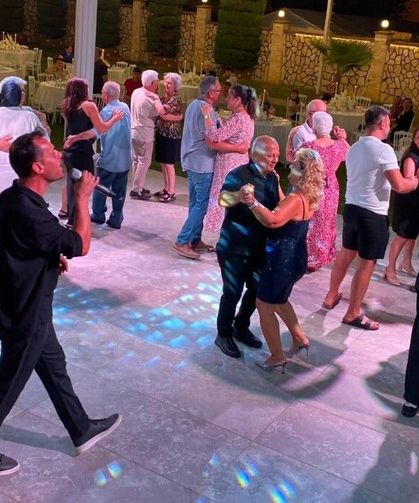 Evlenmekten vazgeçti: Gelinsiz düğün yaptı!