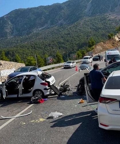 Karşı şeride geçen otomobil 3 araca çarptı! 4 kişi yaralandı