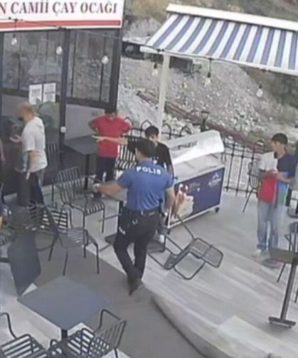 Komedi filmlerini aratmadı! Kavga cami avlusunda devam etti