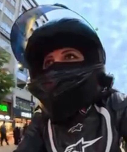Motosiklet sürücüsü otomobile çarparak takla attı, o anlar kamerada