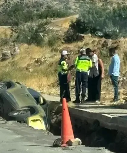 Otomobil, açılan çukura uçtu