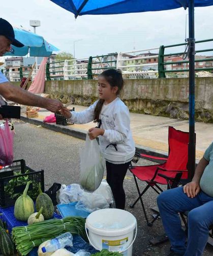 Pazarın en küçük esnafı Azra: 10 yaşında babası için tezgâh başına geçti