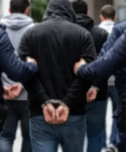 Terör örgütü mensuplarının posterlerini asan 4 şüpheli gözaltına alındı