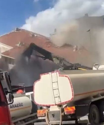 Yıkım sırasında 4 katlı bina aniden çöktü