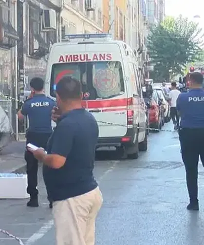 Yıkımı yapılan bina çöktü; 2 işçi yaralandı
