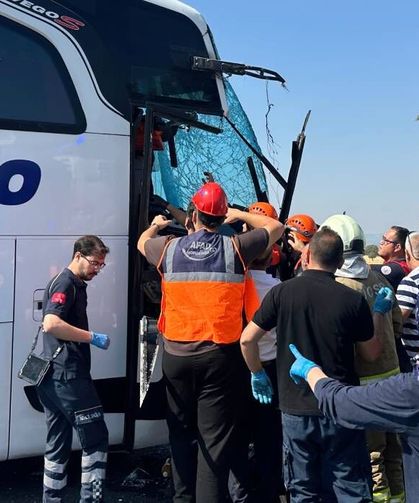 Yolcu otobüsü kamyona çarptı: 1 ölü, 7 yaralı