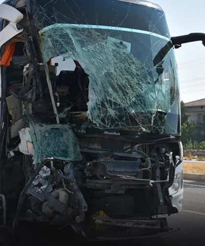 Yolcu otobüsü kamyonete arkadan çarptı: 1 ölü, 15 yaralı