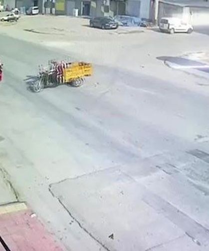 Adana’da ehliyetsiz sürücü anneye çarptı