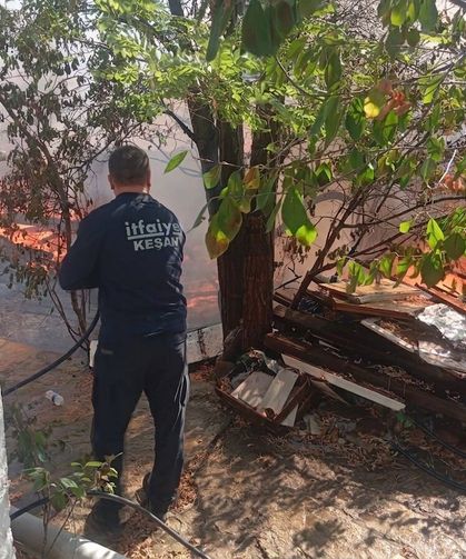 Çocukların ateşle oyunu kömürlüğü ve bahçedeki odunları yaktı
