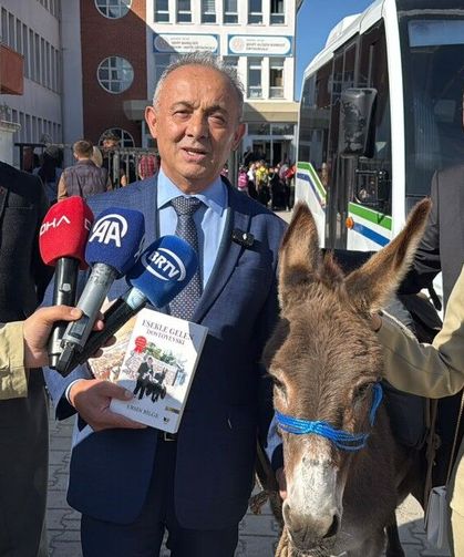 Eşekle Türkiye'yi geziyor, köy çocuklarına kitap ve kırtasiye dağıtıyor