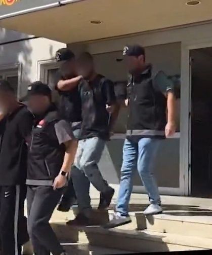 Midelerinden uyuşturucu taşıyan 2 şüpheli tutuklandı