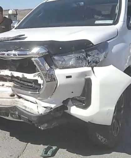 Önce kamyonete, ardından park halindeki araçlara çarpan otomobildeki 2 kiyi yaralandı