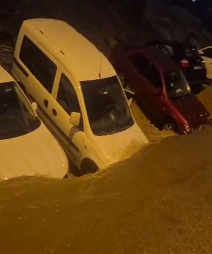 Ankara'da Sel Yolu Çökertti! 20 Otomobil Çukura Düştü