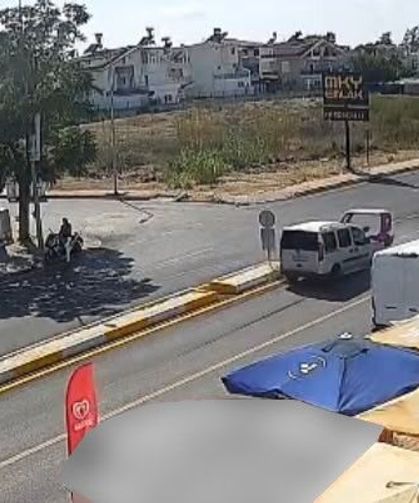 Antalya'da 3 Tekerlekli Motosiklet İle Araç Çarpıştı! Kaza Kamerada