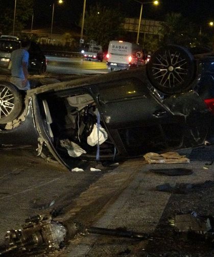 Antalya’da Otomobil Takla Attı, Motoru Yola Fırladı! 2 Kişi Yaralandı