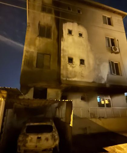 Antalya’da otomobil yandı! Alevler binaya sıçradı