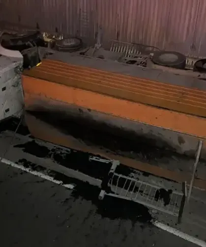 Asfalt kamyonu virajı alamayarak alt geçit yoluna düştü: 1 yaralı