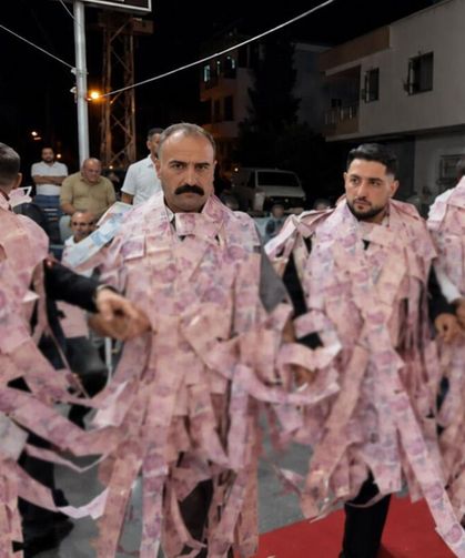 Aşiret düğününde para şovu yaşandı, deste deste paralarla halay çekti!