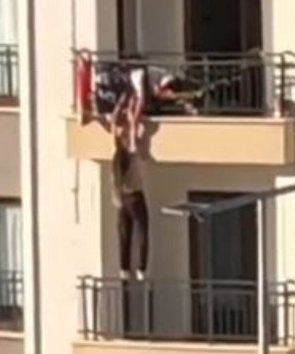 Balkondan düşmek üzere olan kız çocuğunu katları tırmanarak kurtardı